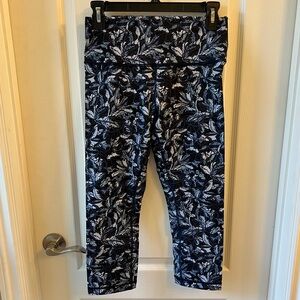 Lululemon High Rise Crop Navy Print Size 8